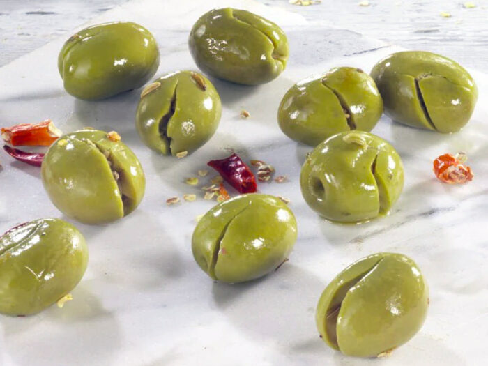 Olive verdi schiacciate condite